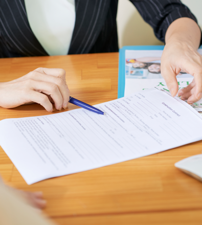 transportation-ownership-concept-customer-salesman-with-car-key 1